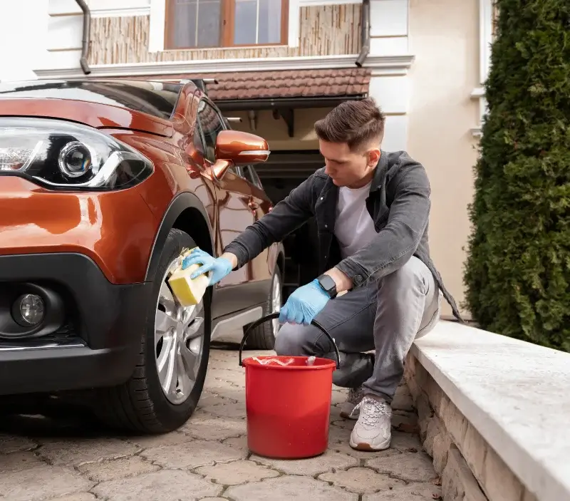 Lavage auto à domicile Meslan : professionnel intervenant sur un véhicule
